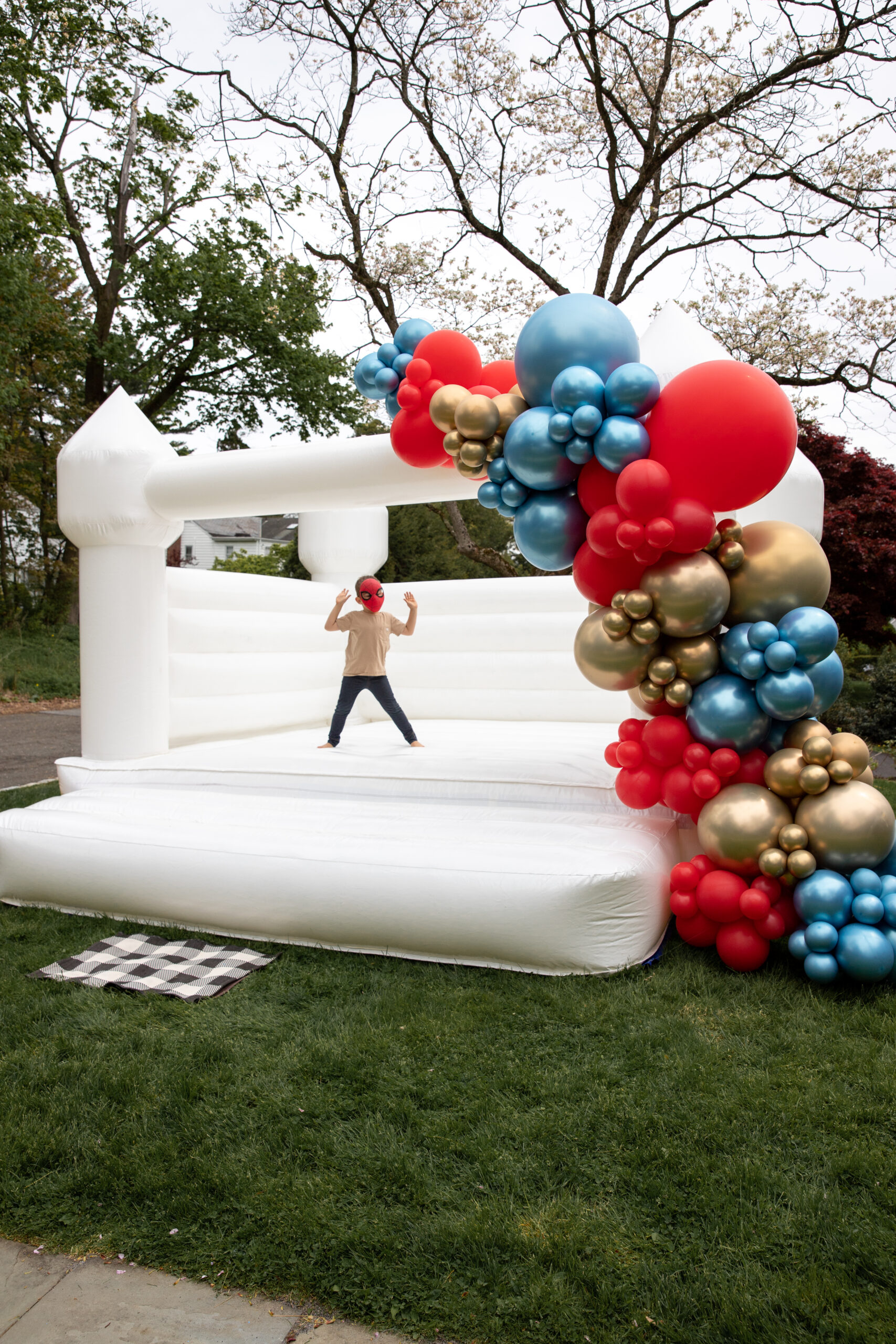 Elegant White Cylinder Set for Birthday Parties - House Of Party Rentals