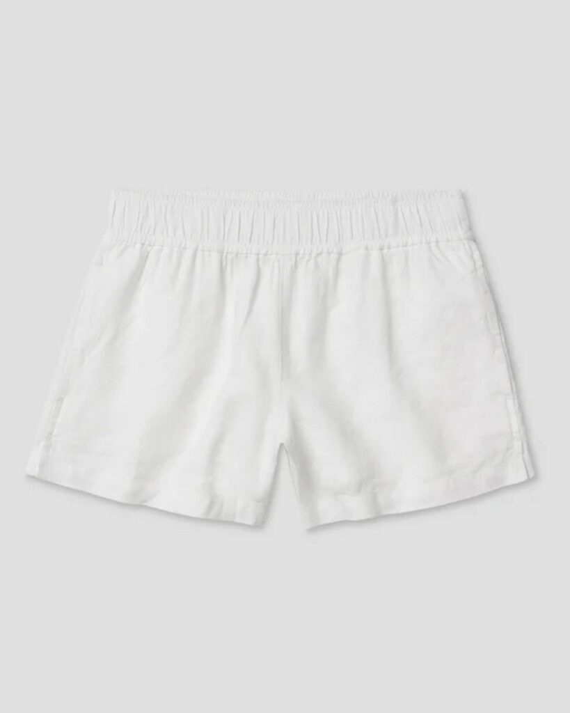 White elastic-waist shorts for casual summer outfits